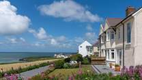 Spot the dolphins from High Cliff or soak in the luxurious hot tub. A wonderful coastal holiday awaits in this stunning coastal home. 