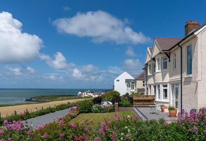 Spot the dolphins from High Cliff or soak in the luxurious hot tub. A wonderful coastal holiday awaits in this stunning coastal home. 