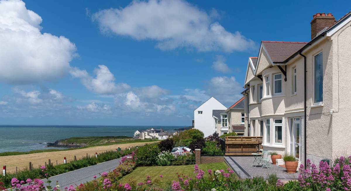 Spot the dolphins from High Cliff or soak in the luxurious hot tub. A wonderful coastal holiday awaits in this stunning coastal home. 