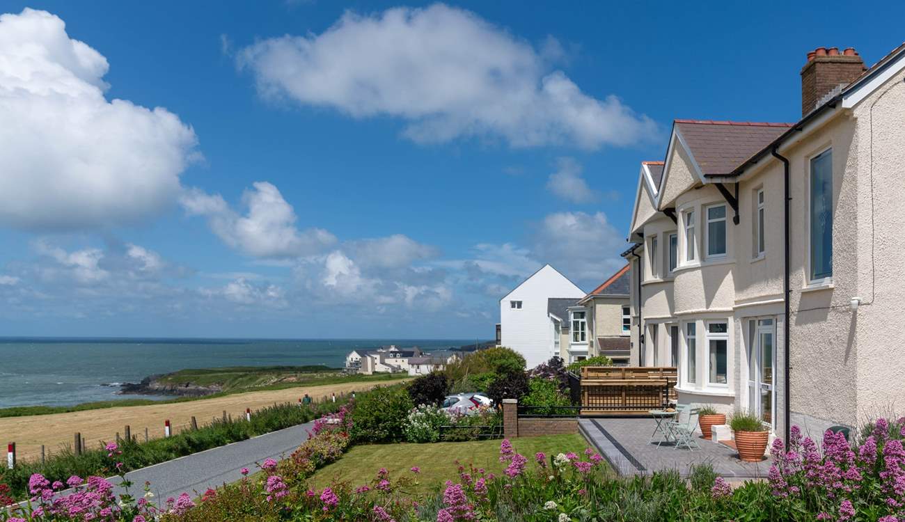 Spot the dolphins from High Cliff or soak in the luxurious hot tub. A wonderful coastal holiday awaits in this stunning coastal home. 