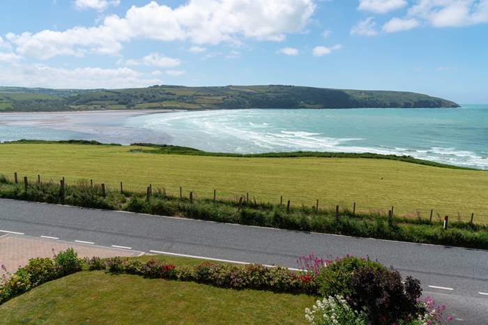High Cliff is a 4 bedroom, dog friendly holiday cottage with sea views near Cardigan.