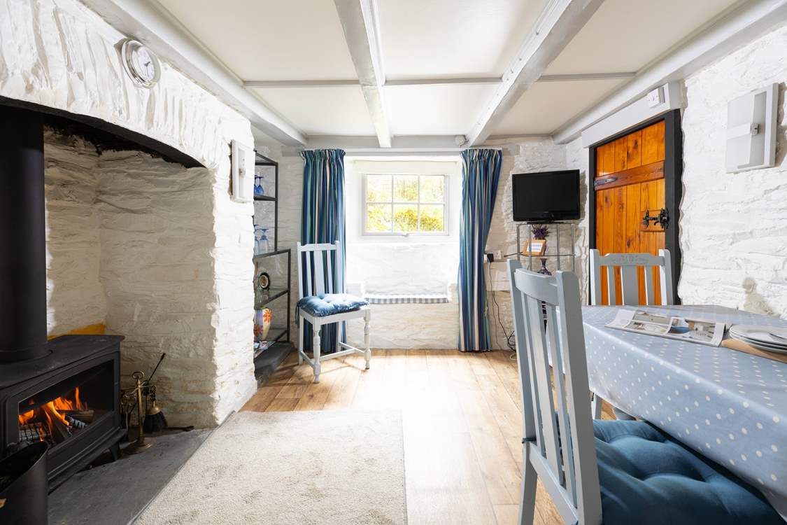 Gentle hues in the cottage dining-room.