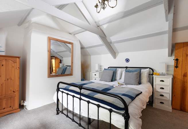 What a lovely centrepiece bed.