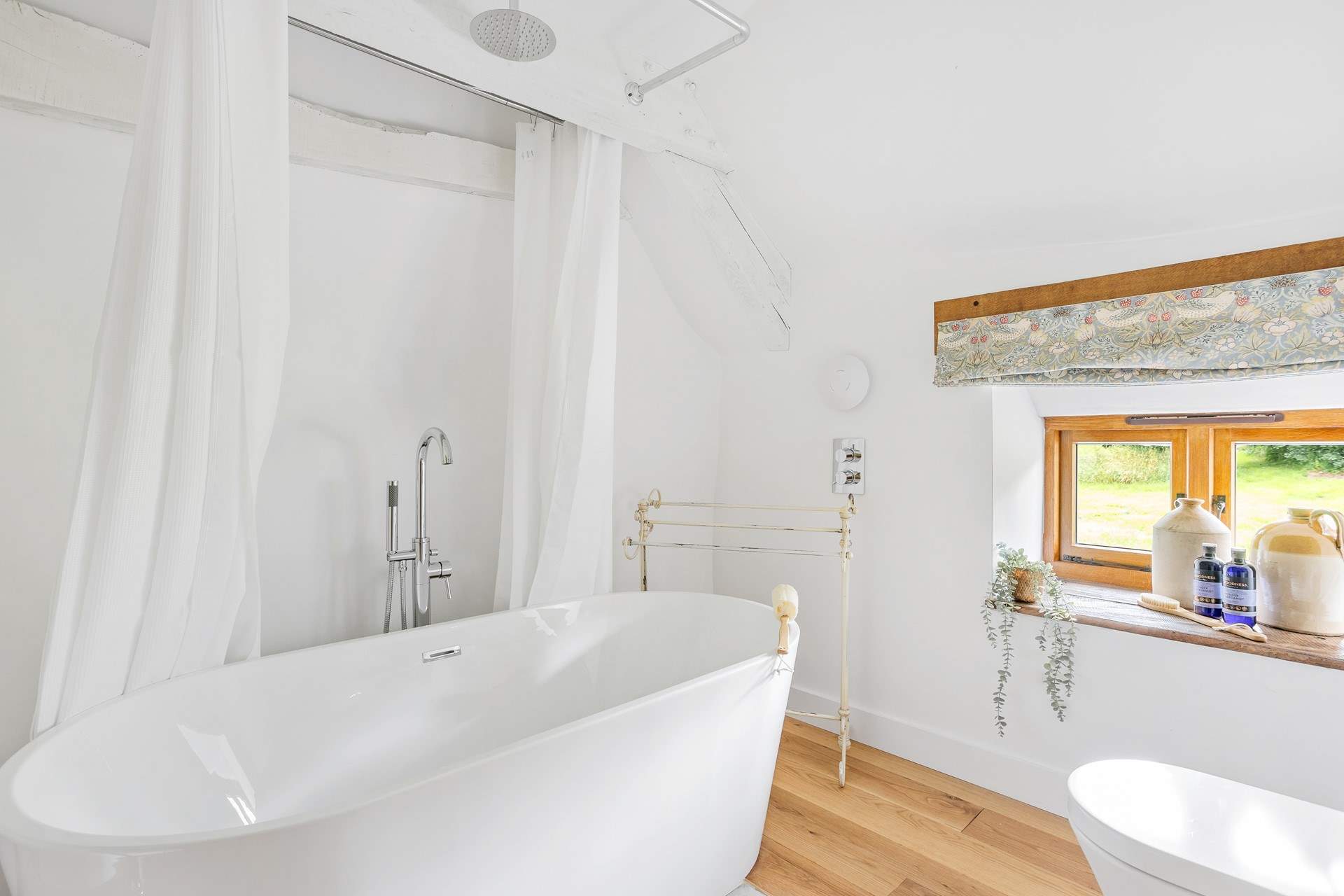 A soak in this bath will be a holiday treat.