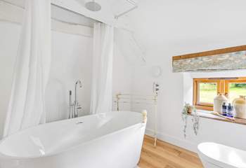 A soak in this bath will be a holiday treat.