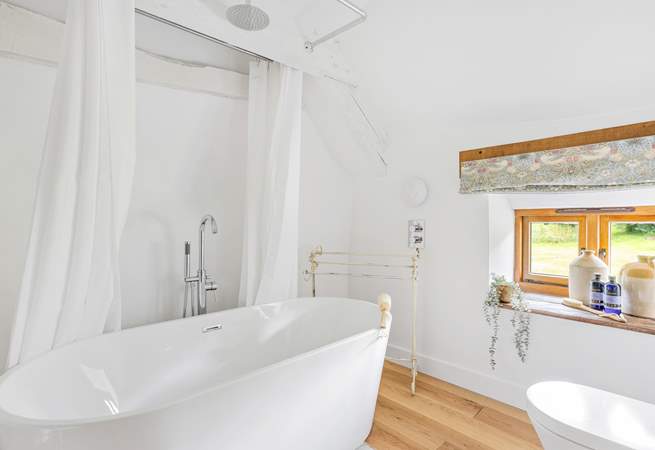 A soak in this bath will be a holiday treat.