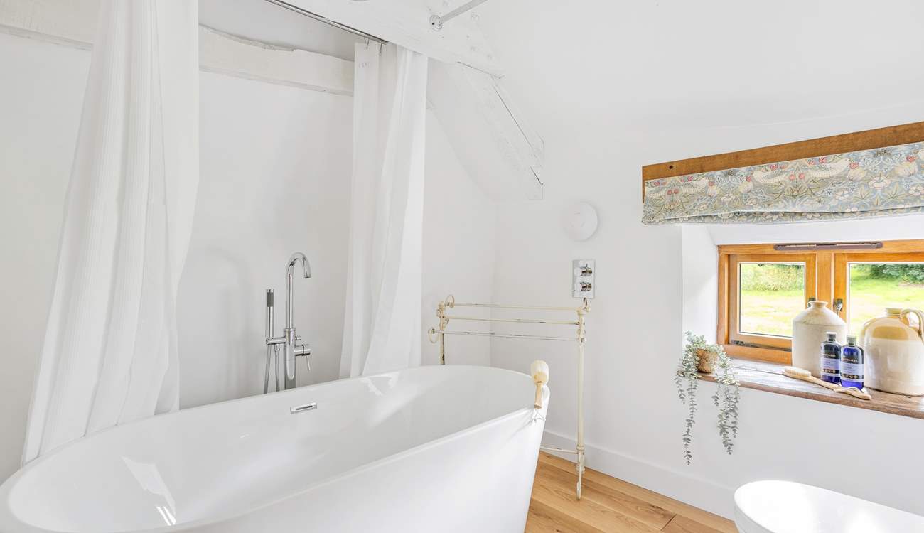 A soak in this bath will be a holiday treat.