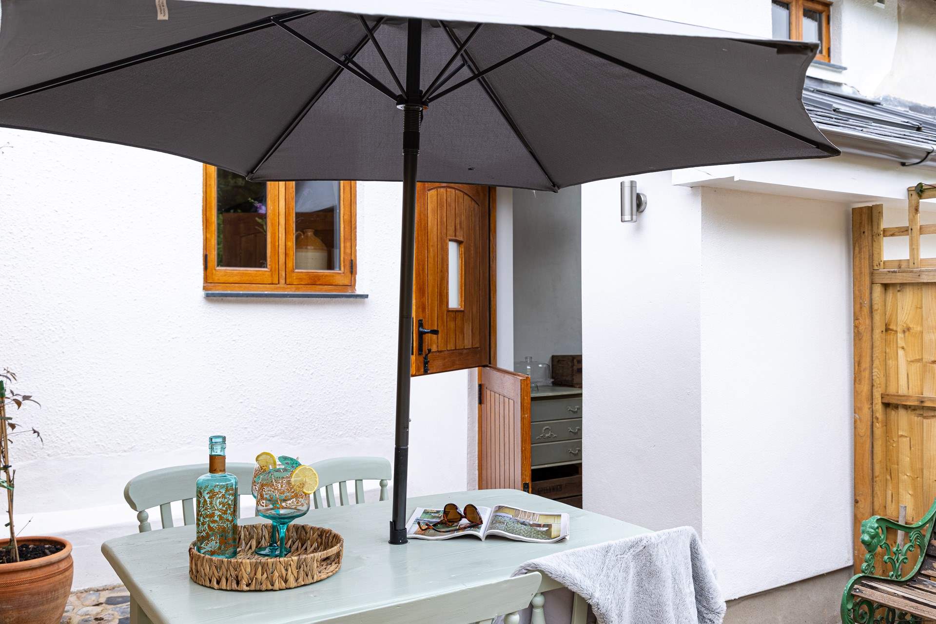 Enjoy the warm summer breeze with the stable-door open.