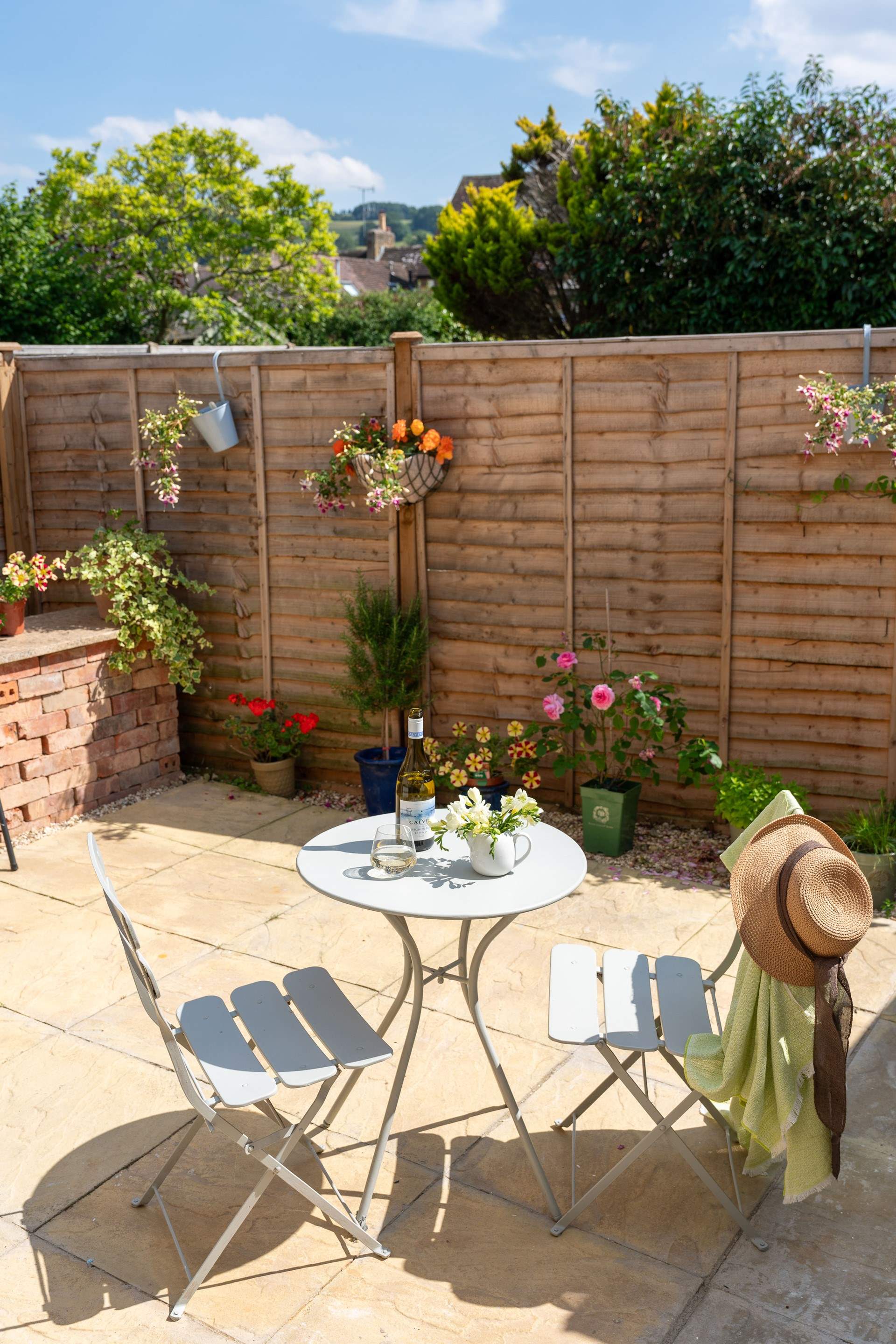 What a delightful courtyard garden!