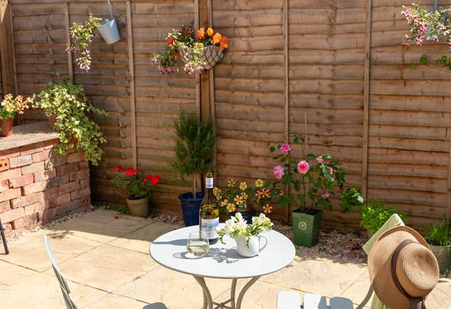 What a delightful courtyard garden!
