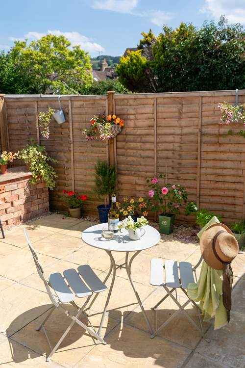 What a delightful courtyard garden!