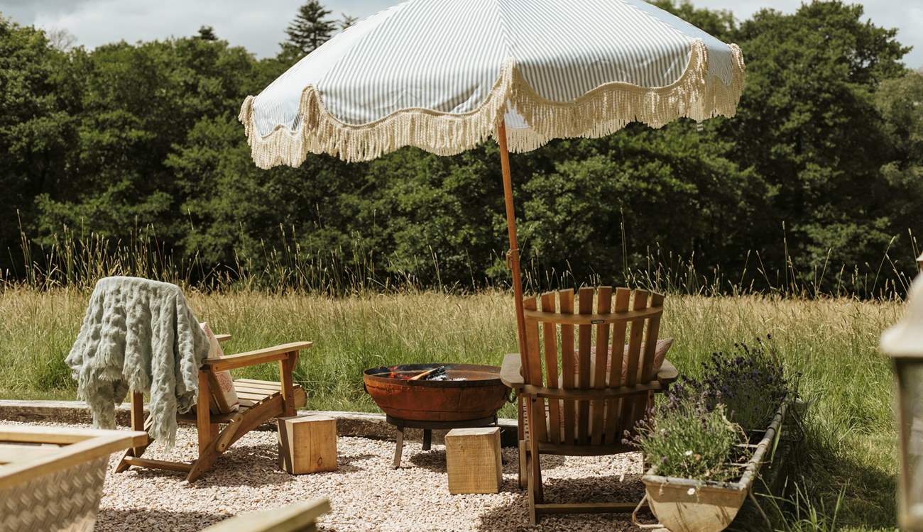 As the day draws to a close, light the fire and toast marshmallows while you wait for the moon and stars to appear. 
