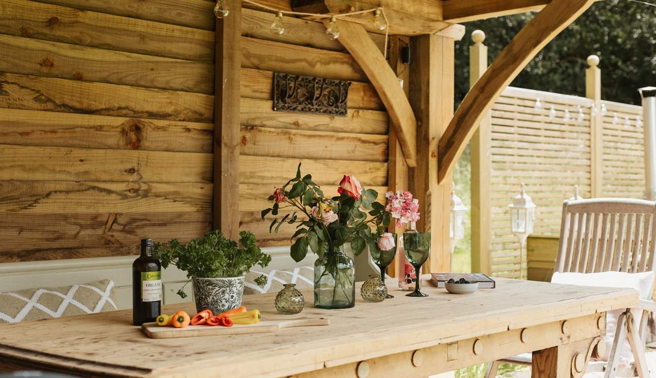 The perfect table to prep delicious delights to cook over the barbecue. 