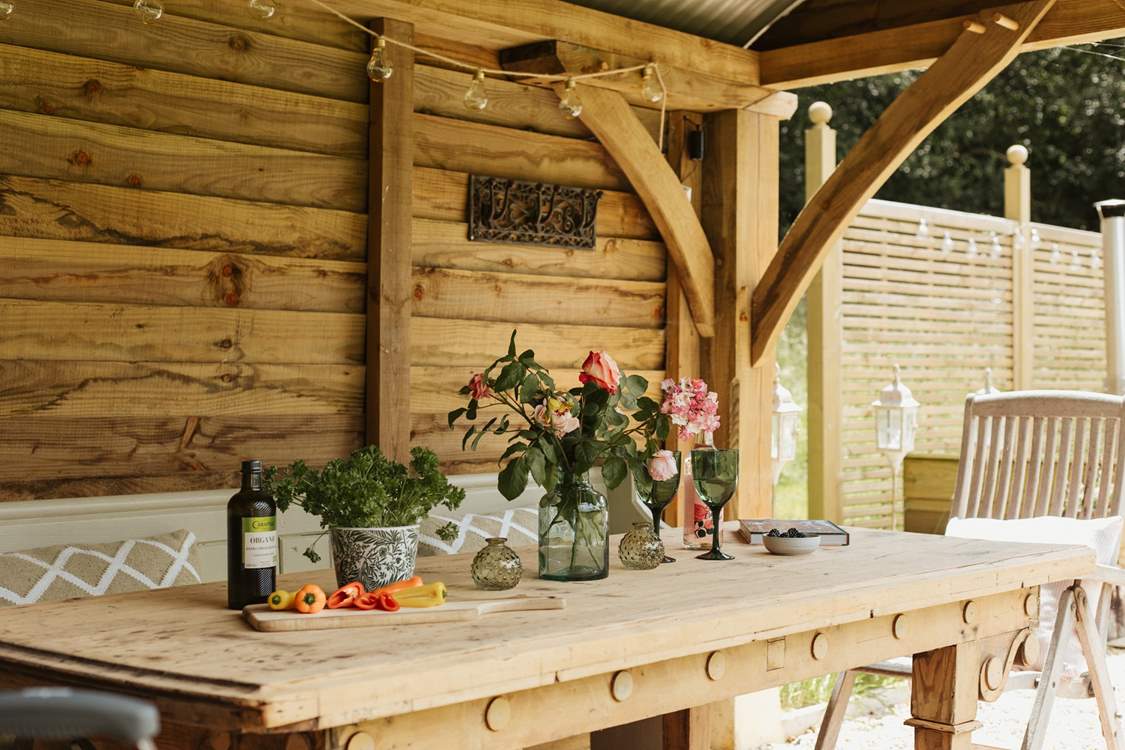 The perfect table to prep delicious delights to cook over the barbecue.