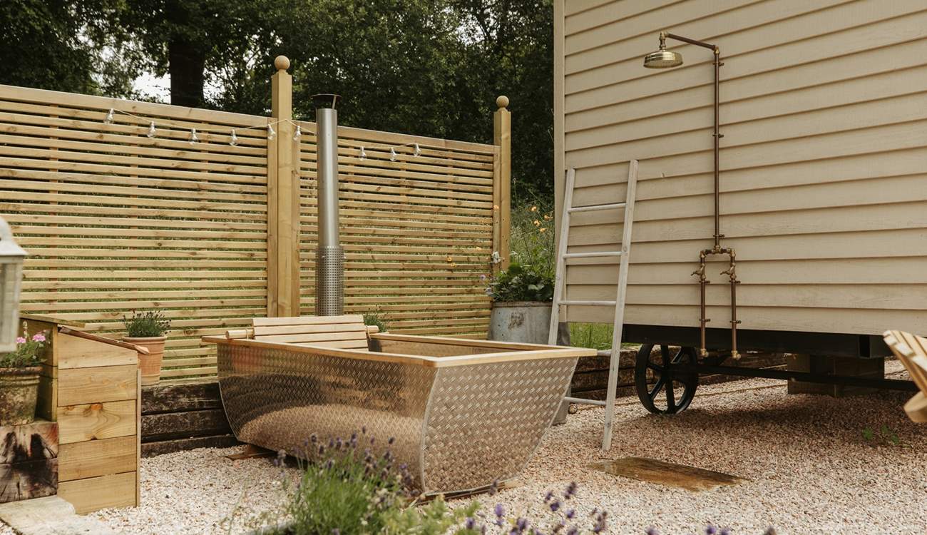 Soak into the steamy al fresco bathtub and admire the starlit sky above. 
