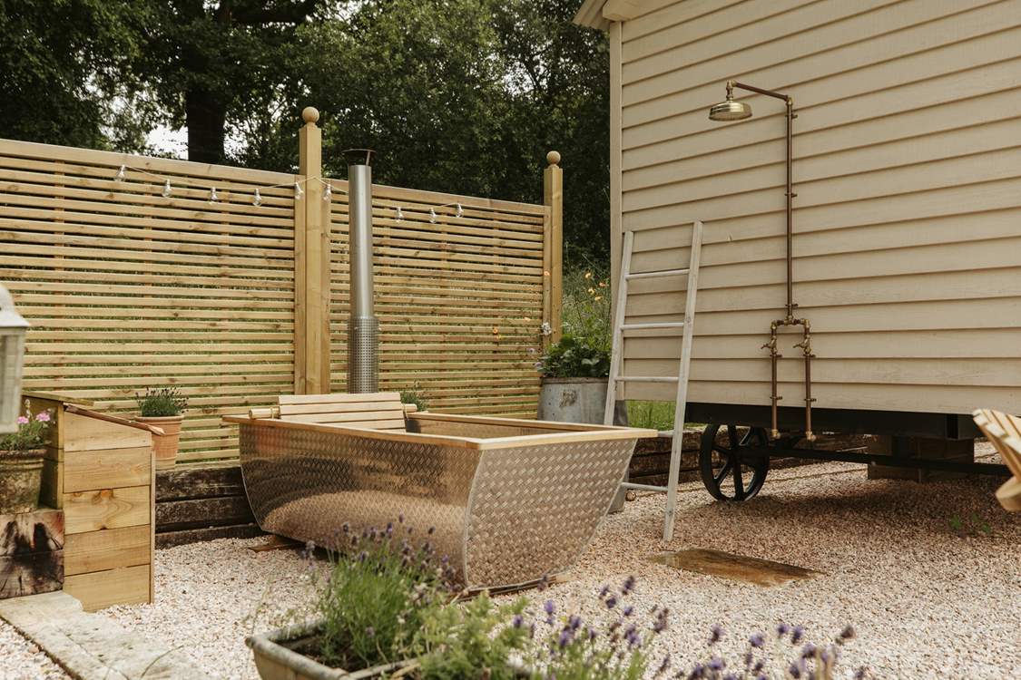 Soak into the steamy al fresco bathtub and admire the starlit sky above.