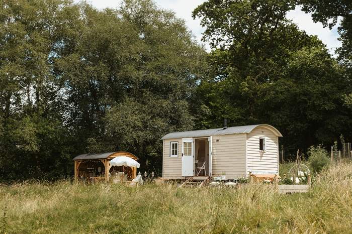 Aurora at 24 Acres is a Shepherd's hut with wood-fired outdoor bath in Devon.