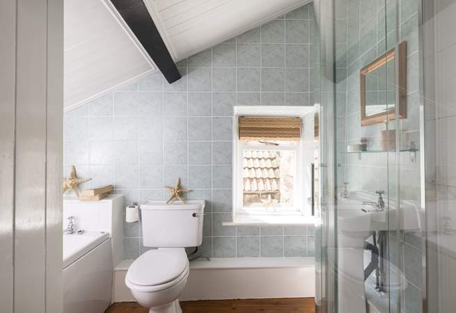 A seaside themed bathroom.