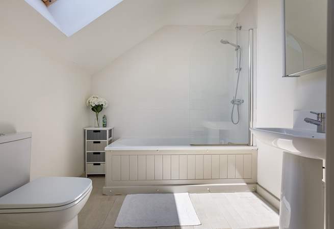 Spacious en suite to the first floor bedroom.