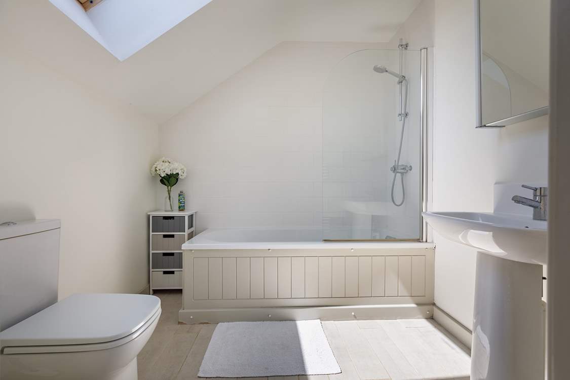 Spacious en suite to the first floor bedroom.