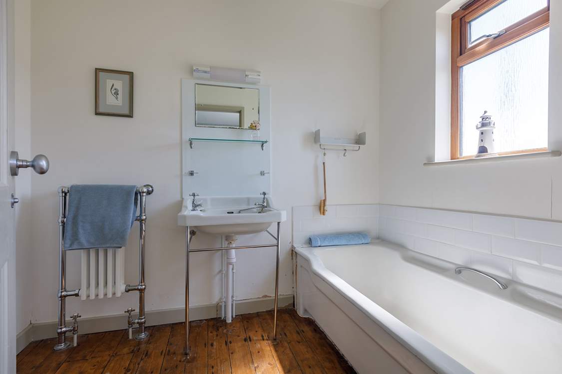 The en suite to the double bedroom (bedroom 1).