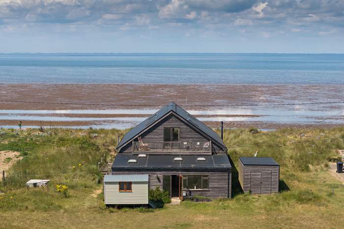 Wavecrest is a 4 bedroom self catering cottage with sea views in Heacham
