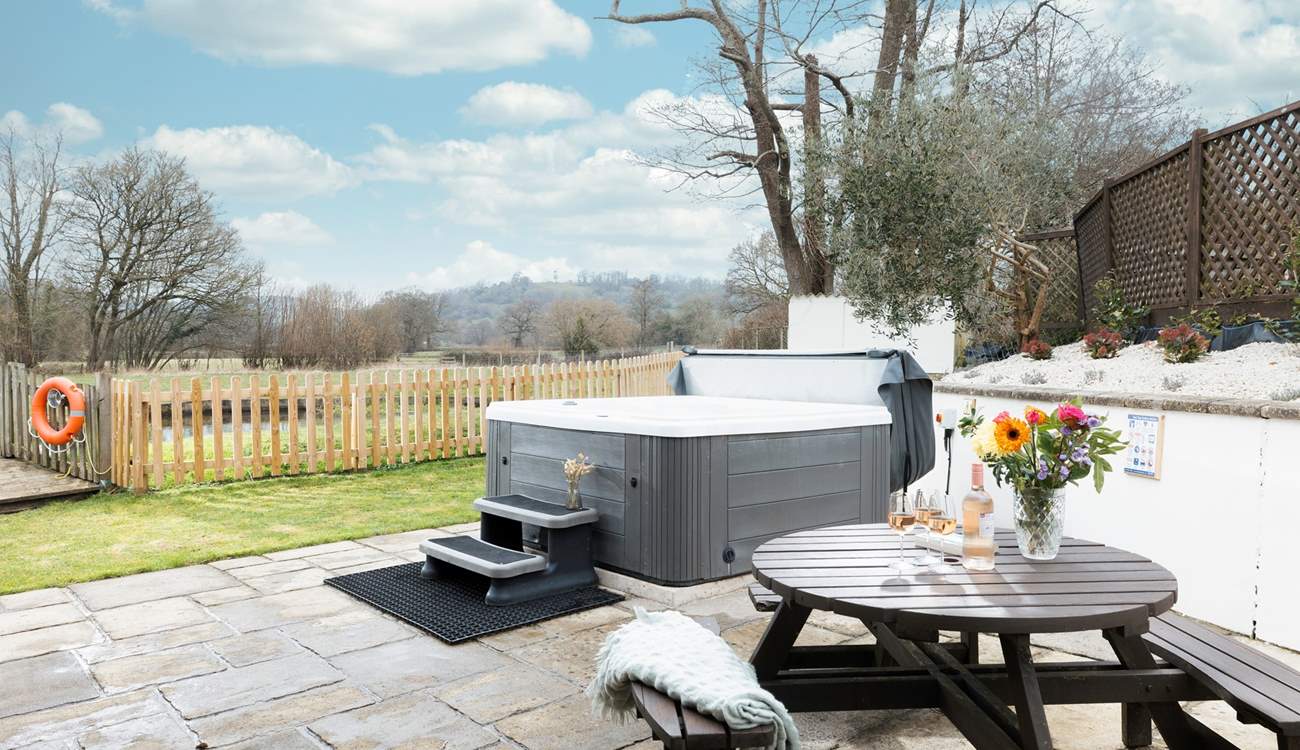 Enjoy your surroundings from the bubbling hot tub after a busy day of exploring - bliss!
