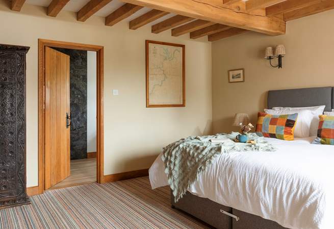 Peeking into the en suite shower-room from bedroom 7.