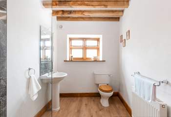 Another view of the en suite for bedroom 7.