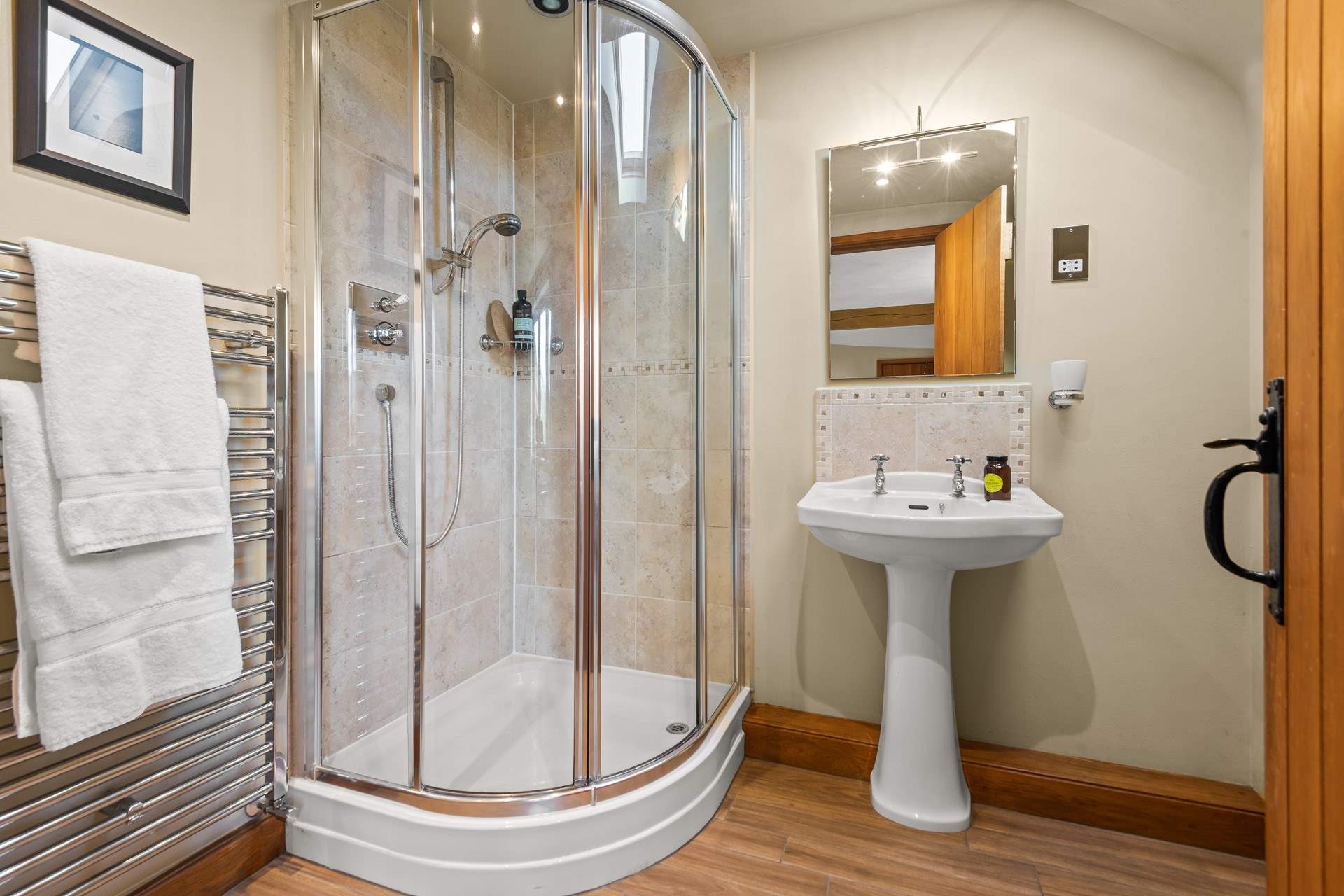 The en suite to bedroom 4.