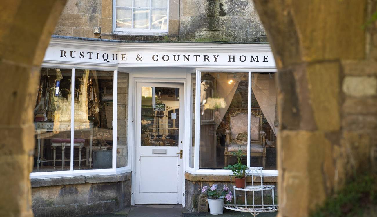 The bustling marketing town of Stow-on-the Wold is surrounded by beautiful town houses, independent shops, antiques centres, cosy cafes and inns all built in the mellow local stone.
