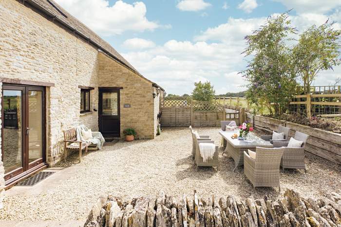 Oak Tree Cottage is a 2 bedroom self catering cottage near Burford.