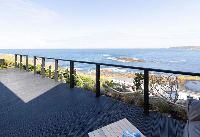 Sit down, read a book and relax on the terrace of this cosy cottage.