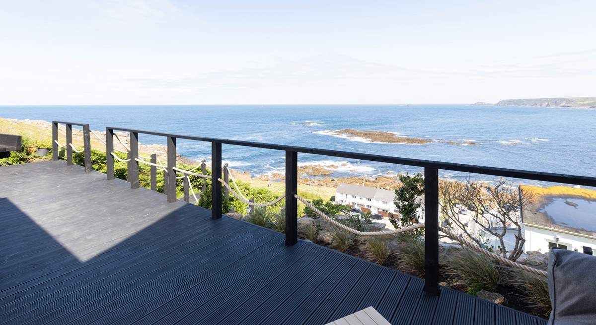 Sit down, read a book and relax on the terrace of this cosy cottage.