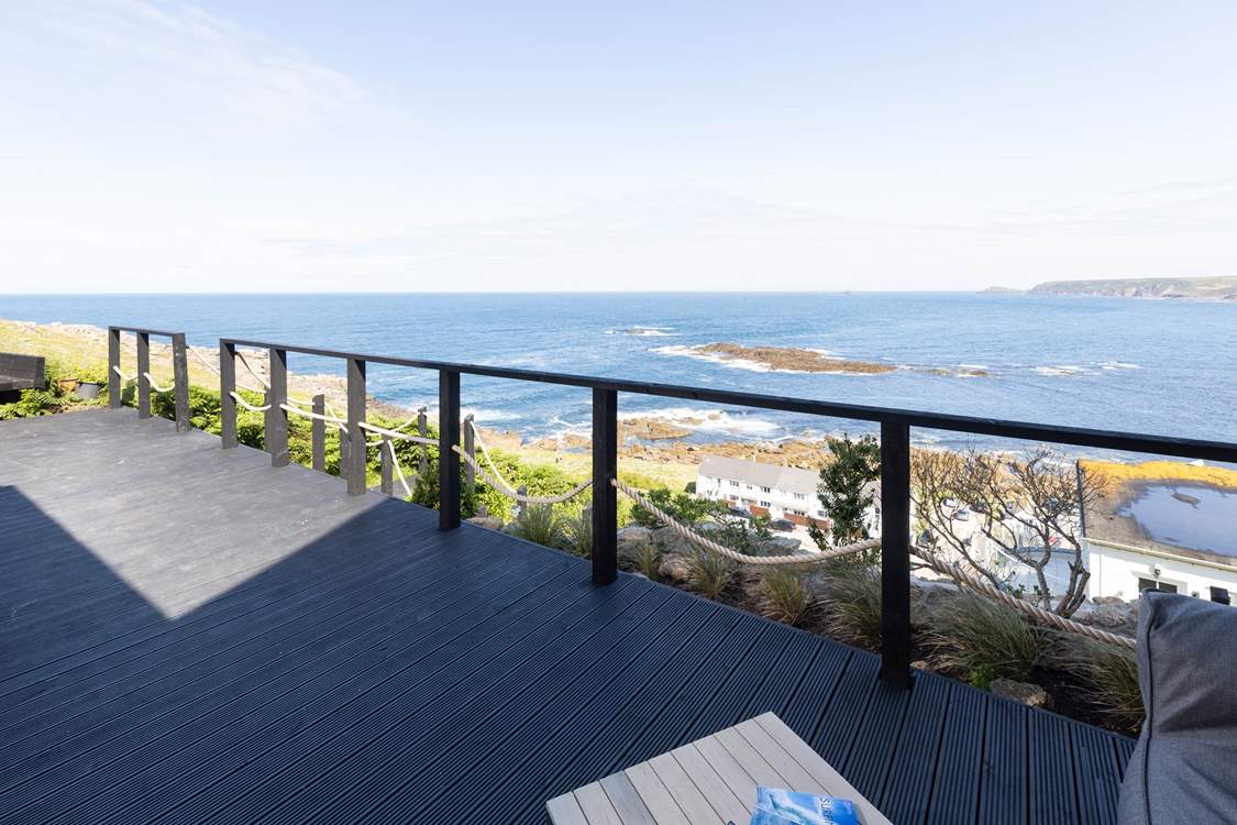 Sit down, read a book and relax on the terrace of this cosy cottage.