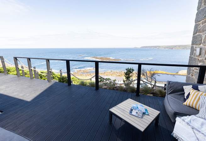 Picture perfect, welcome to The Lookout, a cosy retreat for two!