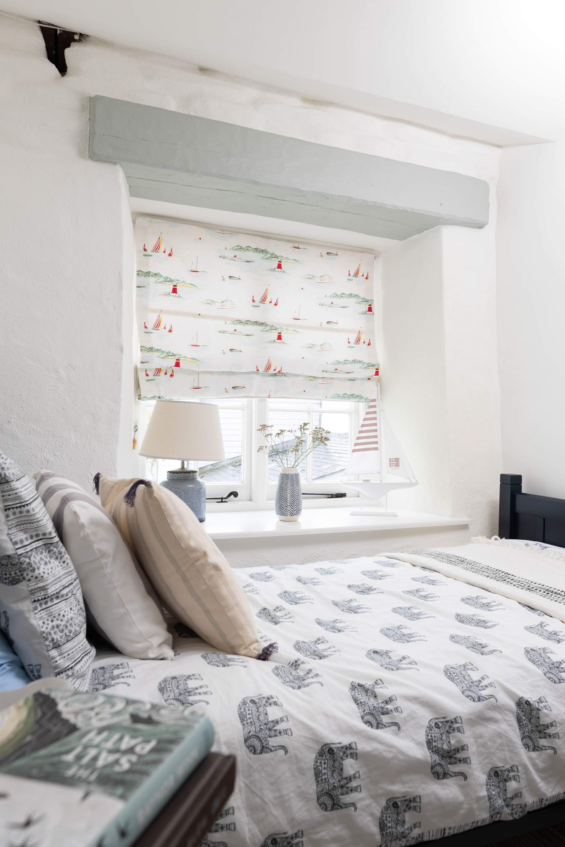 The cosy twin bedroom. 