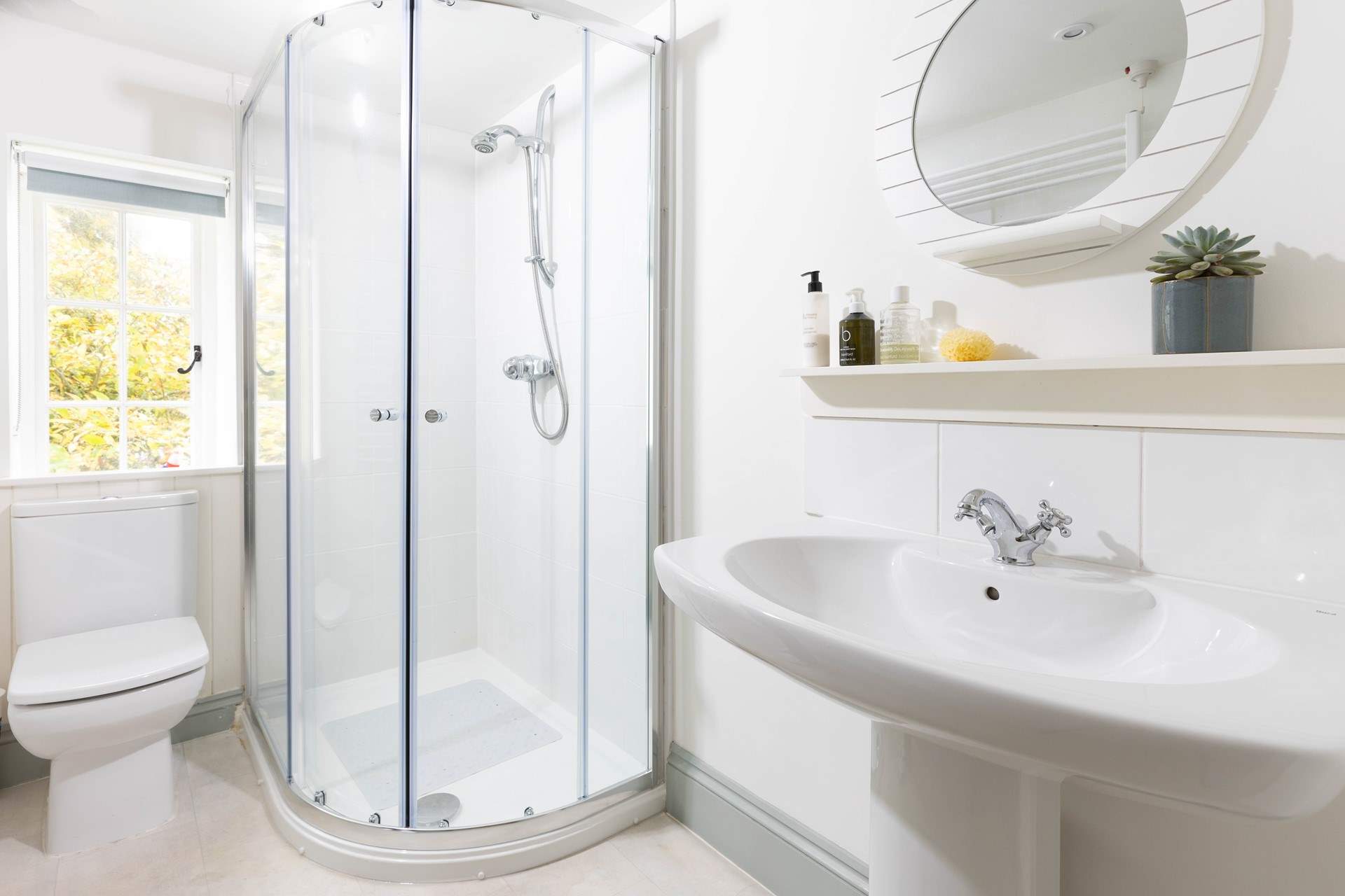 The family shower-room, perfect for a refreshing shower after a day on the local beach. 