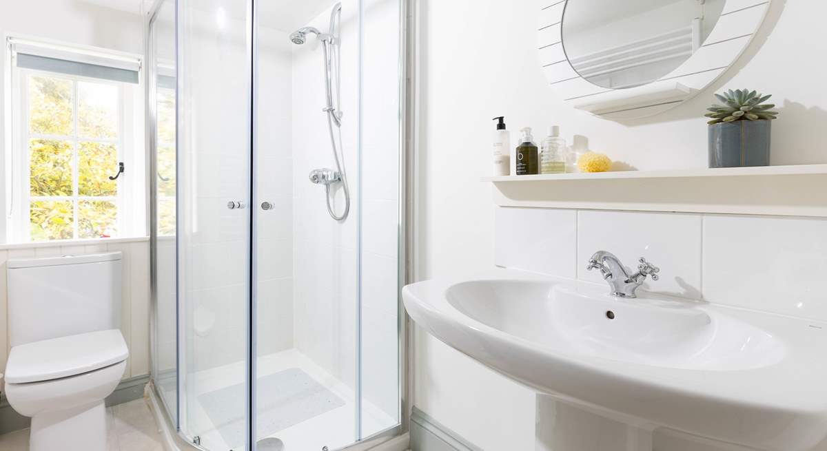 The family shower-room, perfect for a refreshing shower after a day on the local beach. 