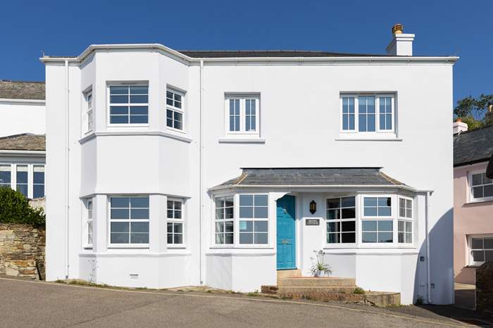 Brooks Cottage is a 3 bedroom holiday cottage with sea views in St Mawes, South Cornwall.