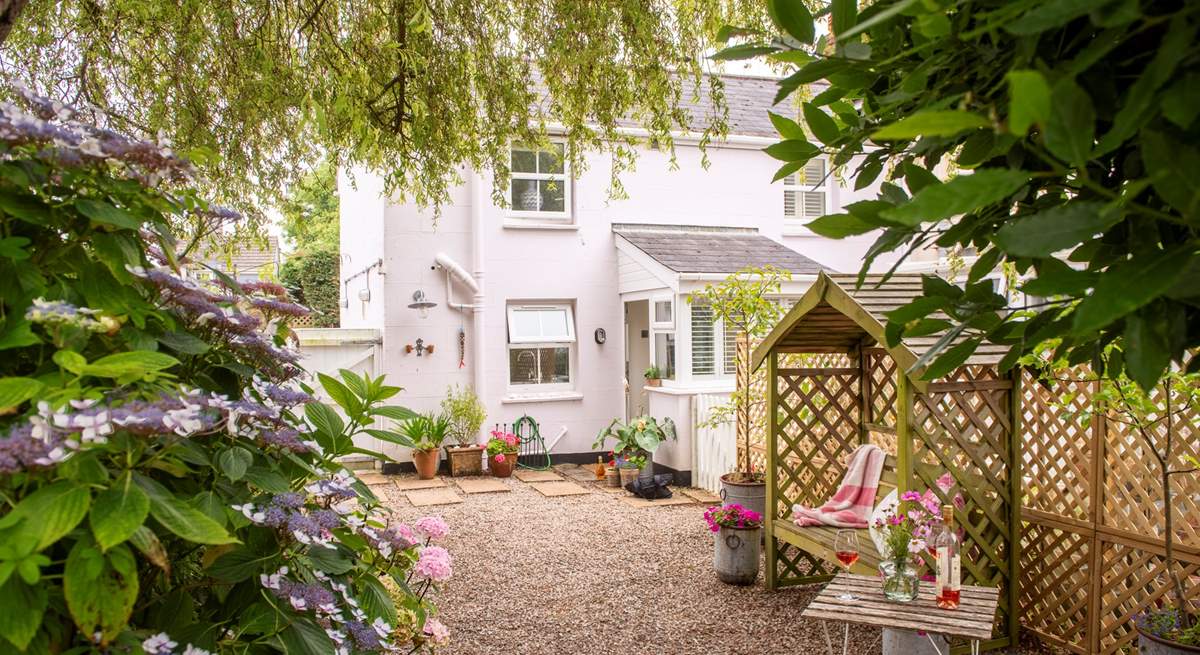 This traditional cottage is in a thriving Cornish village and very close to the sea.