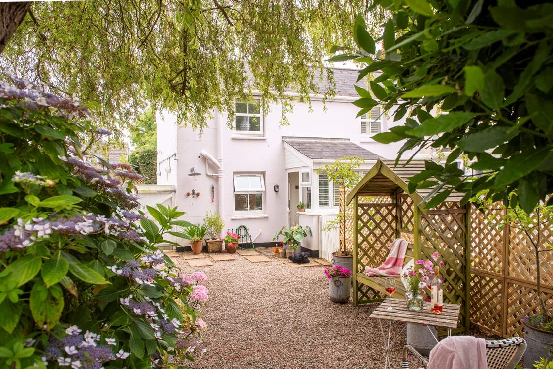 This traditional cottage is in a thriving Cornish village and very close to the sea.