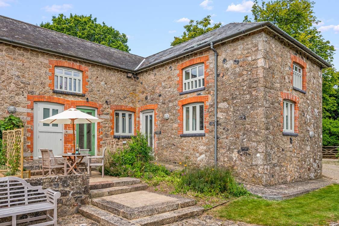 Horseshoe Cottage is such a pretty end terrace stone cottage.
