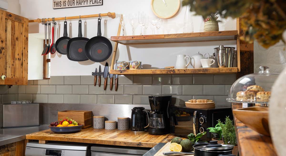 This kitchen is so very well-equipped.