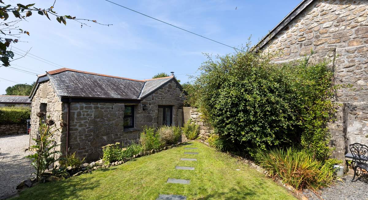 A stunning setting nestled in a small Cornish hamlet surrounded by countryside, there are excellent walks directly from the cottage.