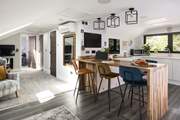 All mod-cons in this open plan living space.