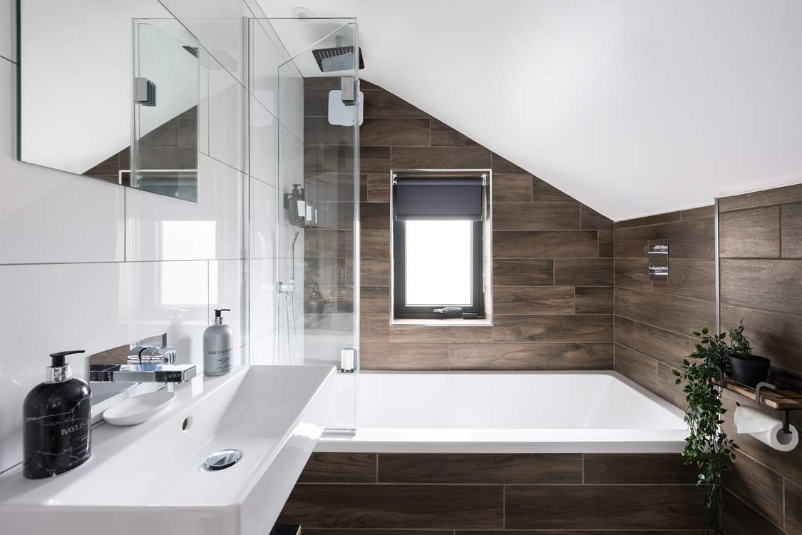Indulge yourself in the sumptuous en suite and enjoy a long soak in the bath.