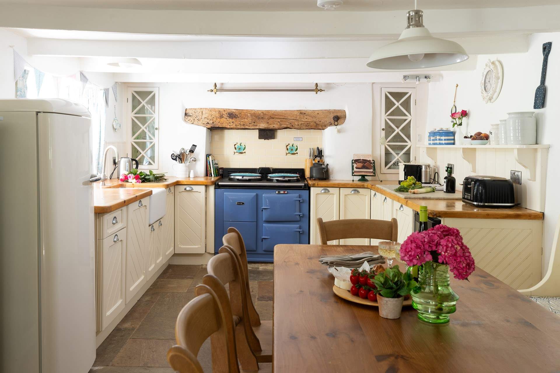 What a charming kitchen. 