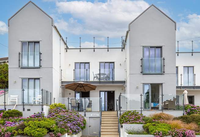Steps lead up from the parking-area to this ground floor apartment.
