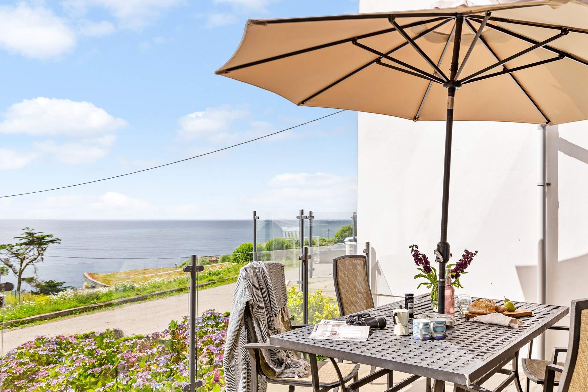 Come and enjoy life beside the seaside at Kittiwake.